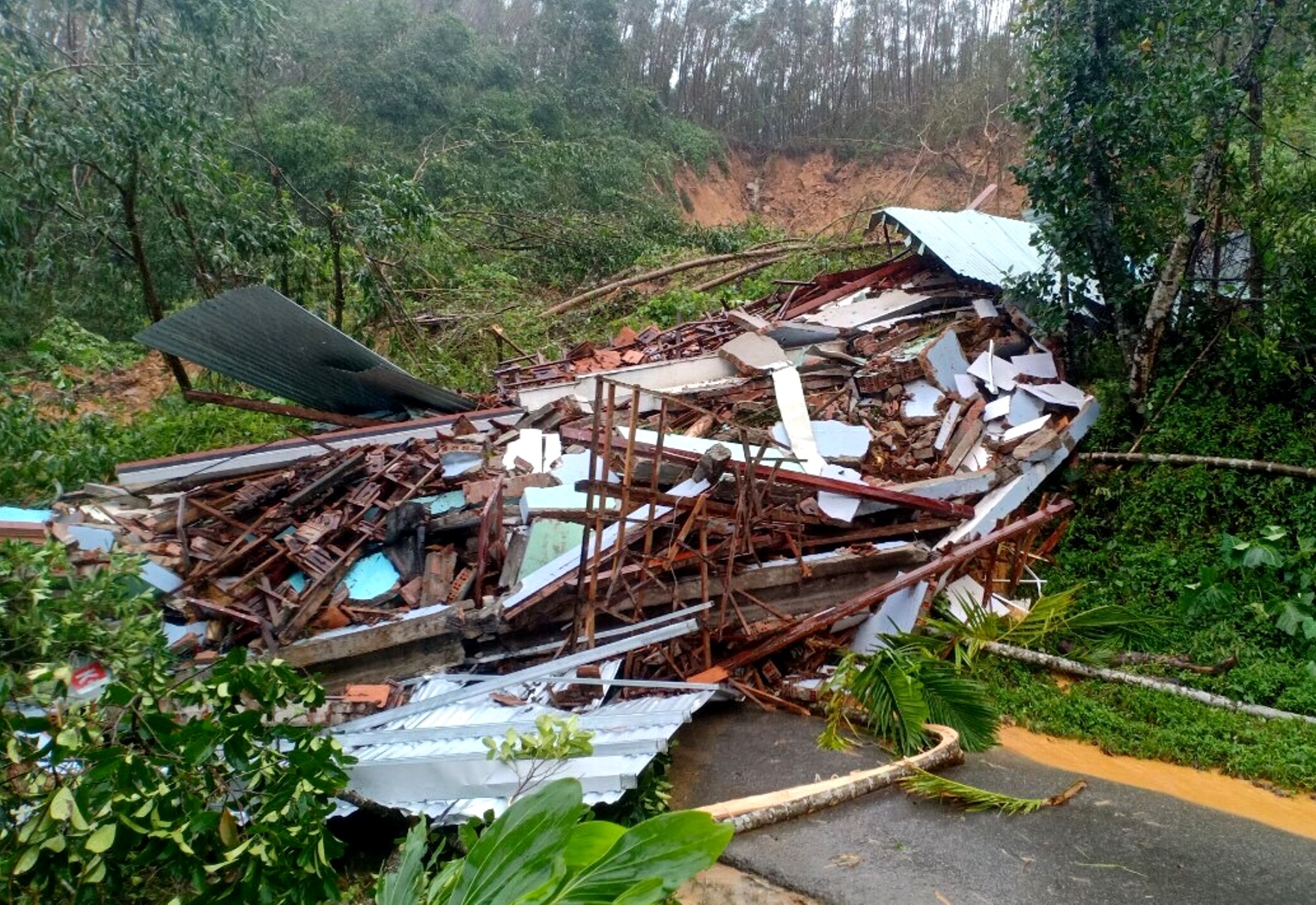 Quảng Nam: Xảy ra một vụ sạt lở đất khiến 1 người tử vong